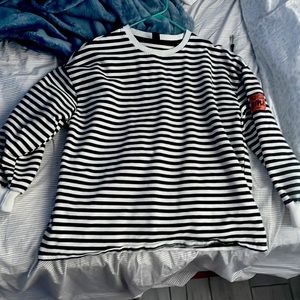 Ling sleeve shirt /heavy /thick i am pretty sure its a medium in womens